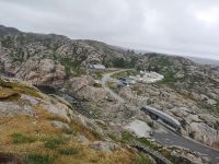 Mitten im Stein unser Bus