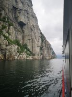 Berg, steil aus dem Wasser emporsteigend 