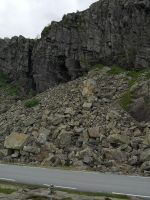 auf rechte  Seite von Natur gemach, auf linke von den Menschen:  Steinhaufen