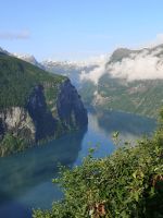 Anfang Juli sind die Berggipfel noch mit Schnee bedeckt