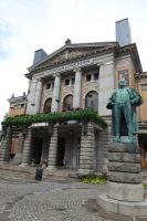 Oslo Nationaltheater mit Björnson Monument
