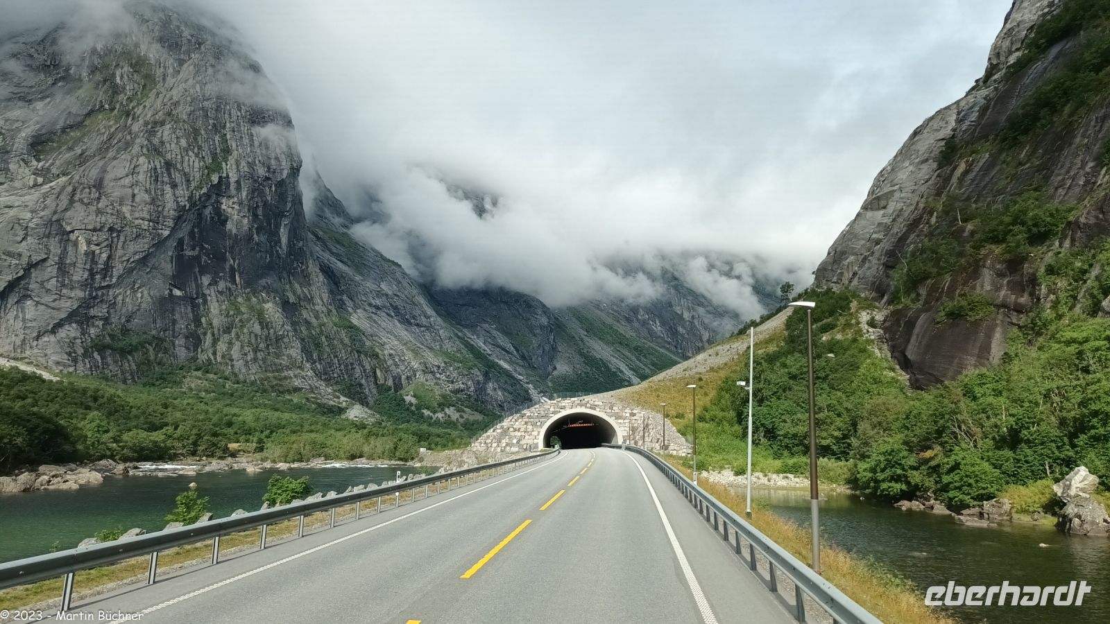 Romsdalen mit dem Fluss Rauma mit Trollveggen der höchsten (heute verschleierten) Steilwand Skandinaviens