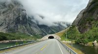 Romsdalen mit dem Fluss Rauma mit Trollveggen der höchsten (heute verschleierten) Steilwand Skandinaviens
