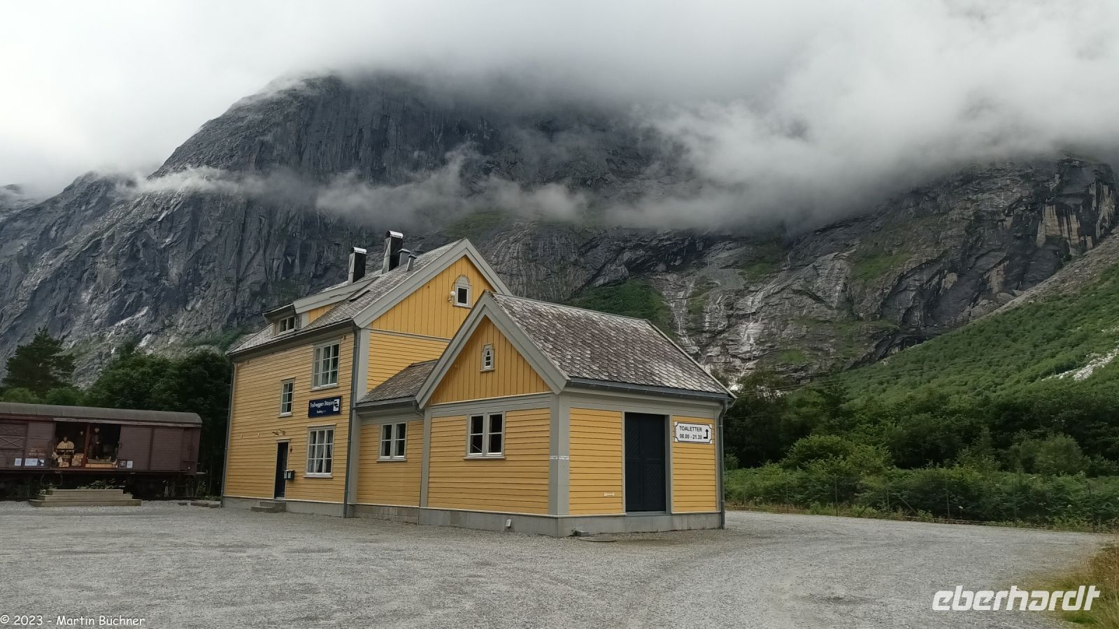 Romsdalen mit dem Fluss Rauma mit Trollveggen der höchsten (heute verschleierten) Steilwand Skandinaviens