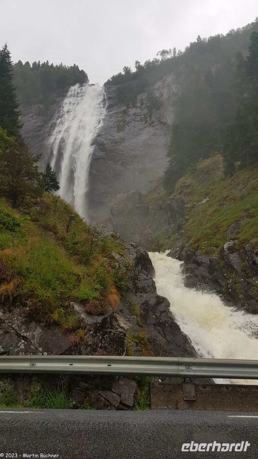 Der Kvinnefossen stürzt sich mit seinen Fluten direkt in den Sognefjord