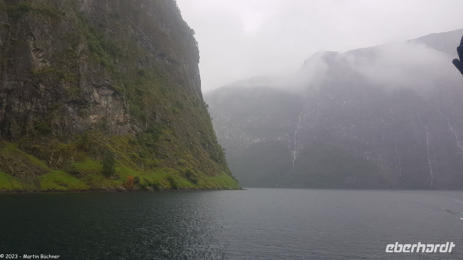 Abzweig des Nærøyfjordes (nach links) vom Aurlandsfjord
