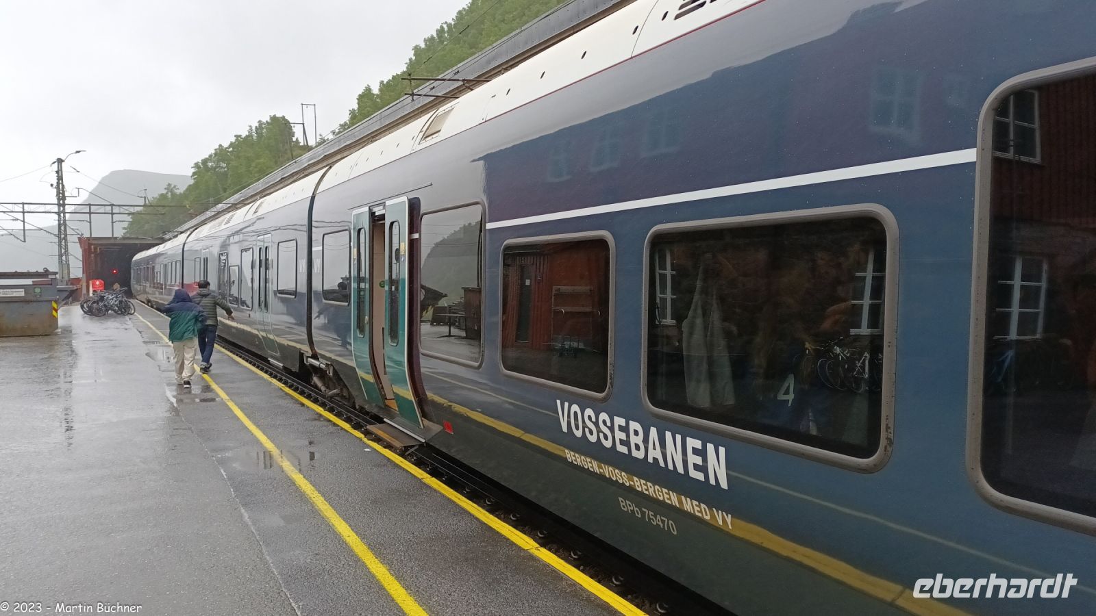 Bahnhof Myrdal - Umstieg von der Flåmsbane in die Vossbane - die als Lokalzug auf der Route der Bergenbahn fährt
