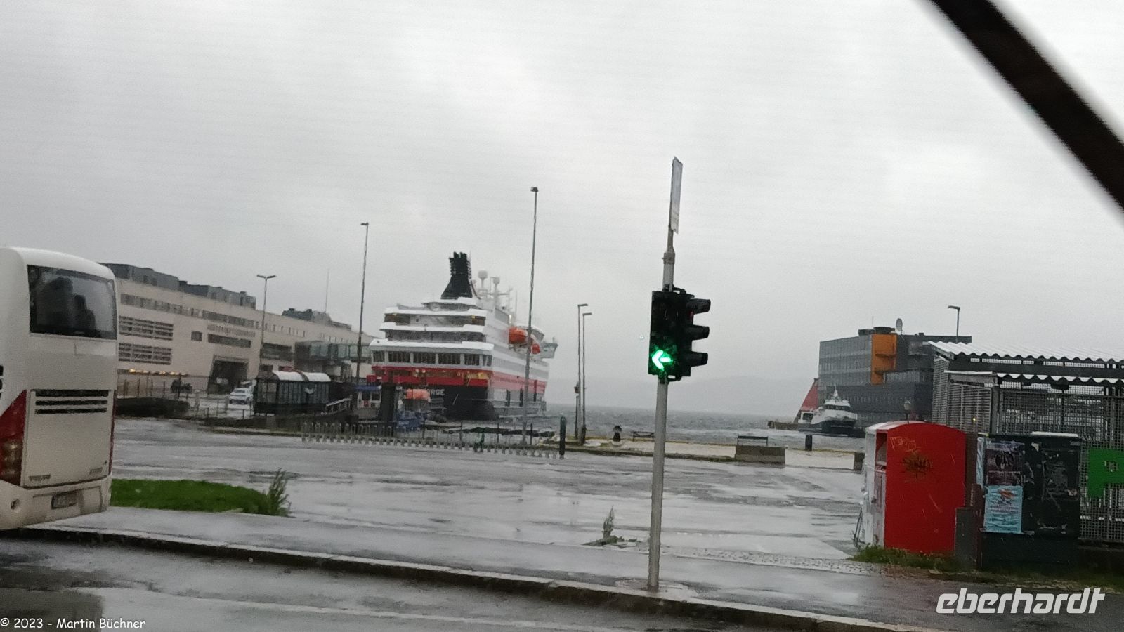 Bergen - Nordgehende Hurtigrute M/S Nordnorge - auf dem Bild ist nicht zu erahnen welchen Kampf das Schiff beim Anlegen hatte (Extremwetter 