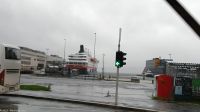 Bergen - Nordgehende Hurtigrute M/S Nordnorge - auf dem Bild ist nicht zu erahnen welchen Kampf das Schiff beim Anlegen hatte (Extremwetter 