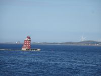 Leuchtturm Kjeungskjaer fyr und Windräder