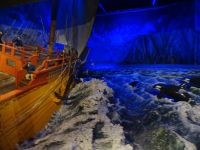 Nordkaphalle - Tunnel mit historischen Nischen - hier: englisches Schiff mit erster Namensnennung 