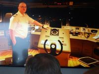 ...Kapitän an den Steuerinstrumenten...