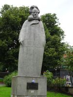 ... mit Ibsen-Statue