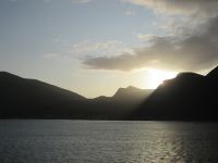 die Sonne kämpft sich hinter den Bergen hervor