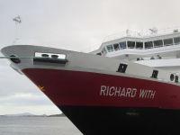 eines der 7 Hurtigruten Schiffe