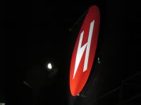 Nachtstimmung mit Hurtigruten-Logo und Mond