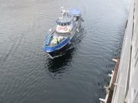 Ausflügler für die Seeadlersafari gehen von Bord