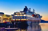Norgående Hurtigruten M/S Kong Harald er straks klar for avgang... die nordwärts gehende Hurtigrute M/S Kong Harald ist zur Abfahrt bereit... 