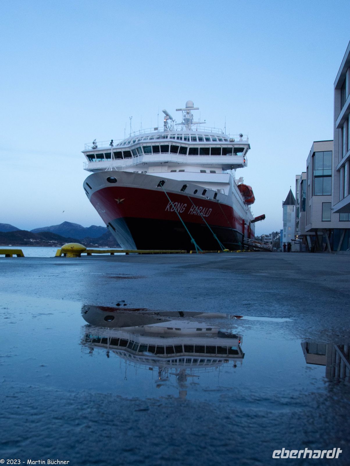M/S Kong Harald in Ålesund (obligatorisches Ålesund Pfützenbild)