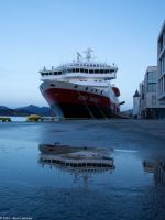 M/S Kong Harald in Ålesund (obligatorisches Ålesund Pfützenbild)