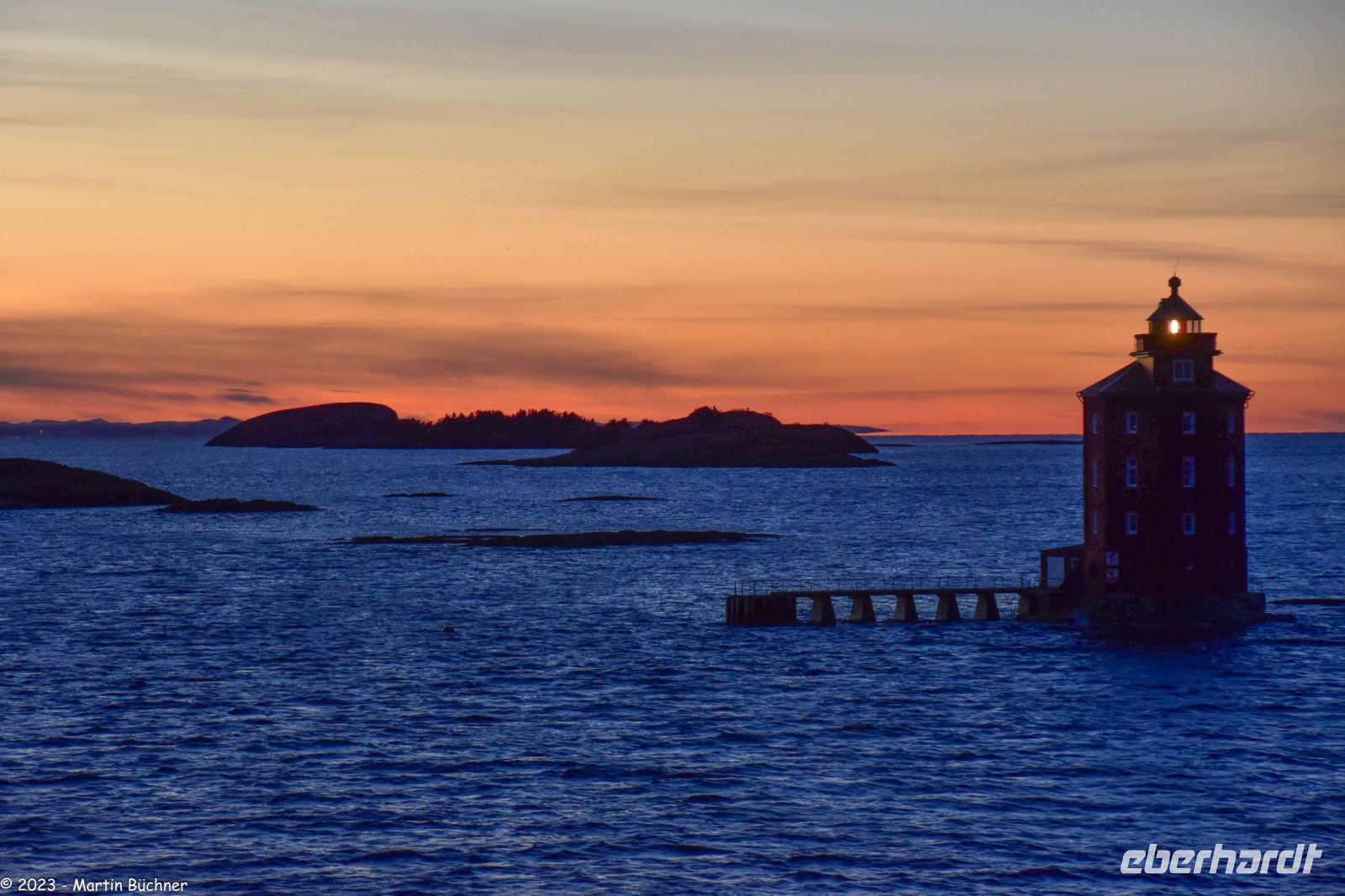 Auf dem Fruhavet (Meeresgebiet) - Kjeungskjær fyr - der Kjeungsskjær Leuchtturm (Lies 