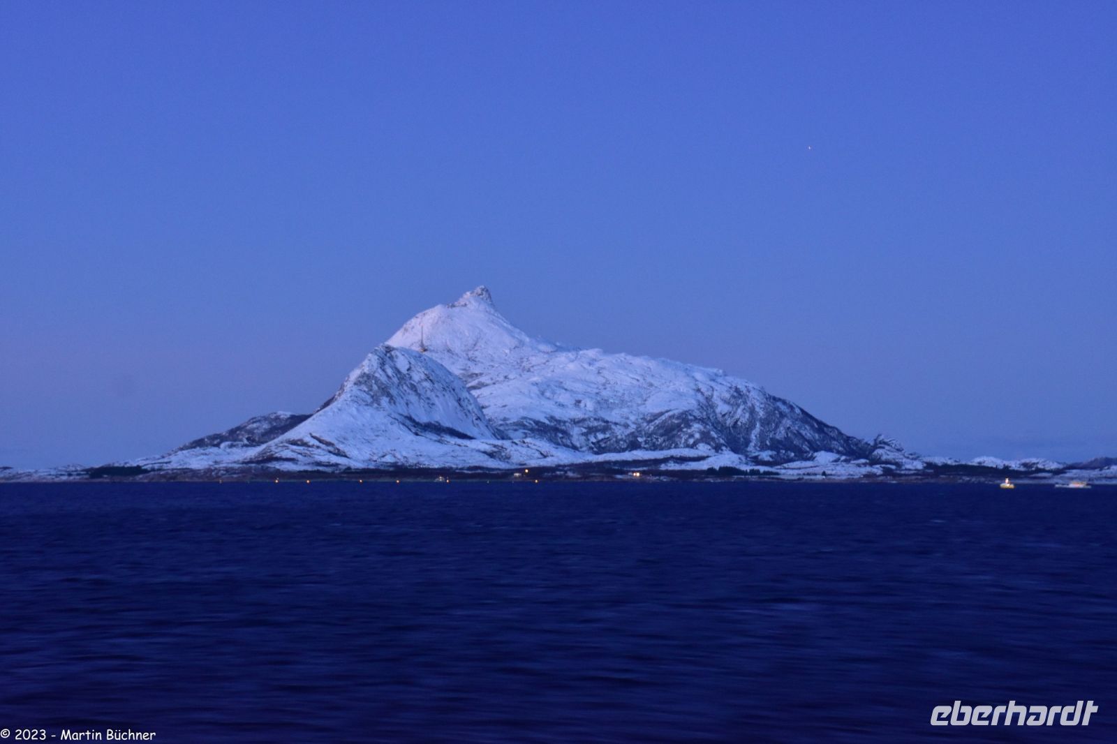 Arktisches Blau am Polarkreis - der Hestmannen