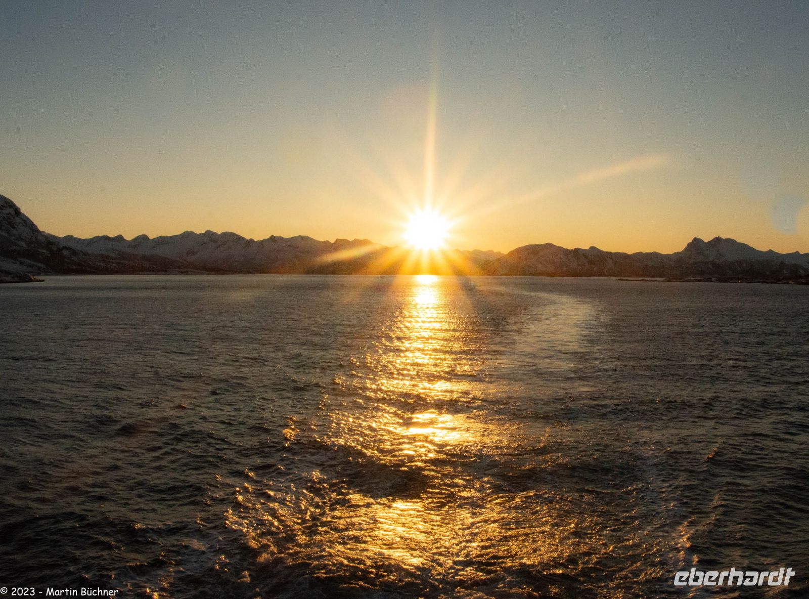 Wunderbare winterliche Arktis an der magischen Helgelands-Küste in der Provinz Nordland
