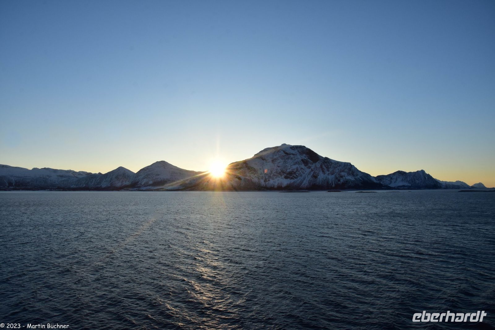 Wunderbare winterliche Arktis an der magischen Helgelands-Küste in der Provinz Nordland