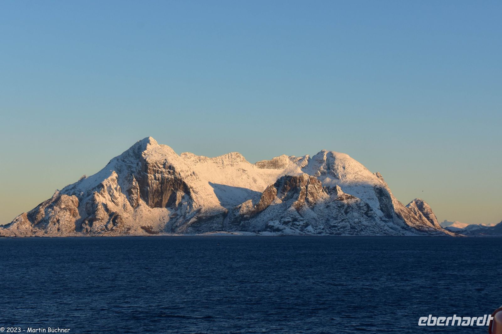Wunderbare winterliche Arktis an der magischen Helgelands-Küste in der Provinz Nordland