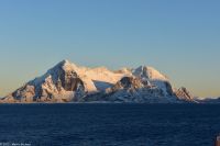 Wunderbare winterliche Arktis an der magischen Helgelands-Küste in der Provinz Nordland