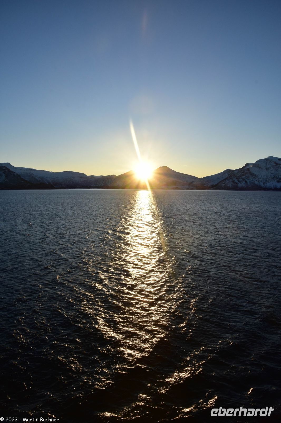 Wunderbare winterliche Arktis an der magischen Helgelands-Küste in der Provinz Nordland