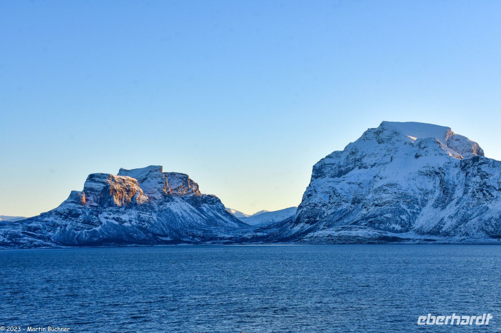 Wunderbare winterliche Arktis an der magischen Helgelands-Küste in der Provinz Nordland
