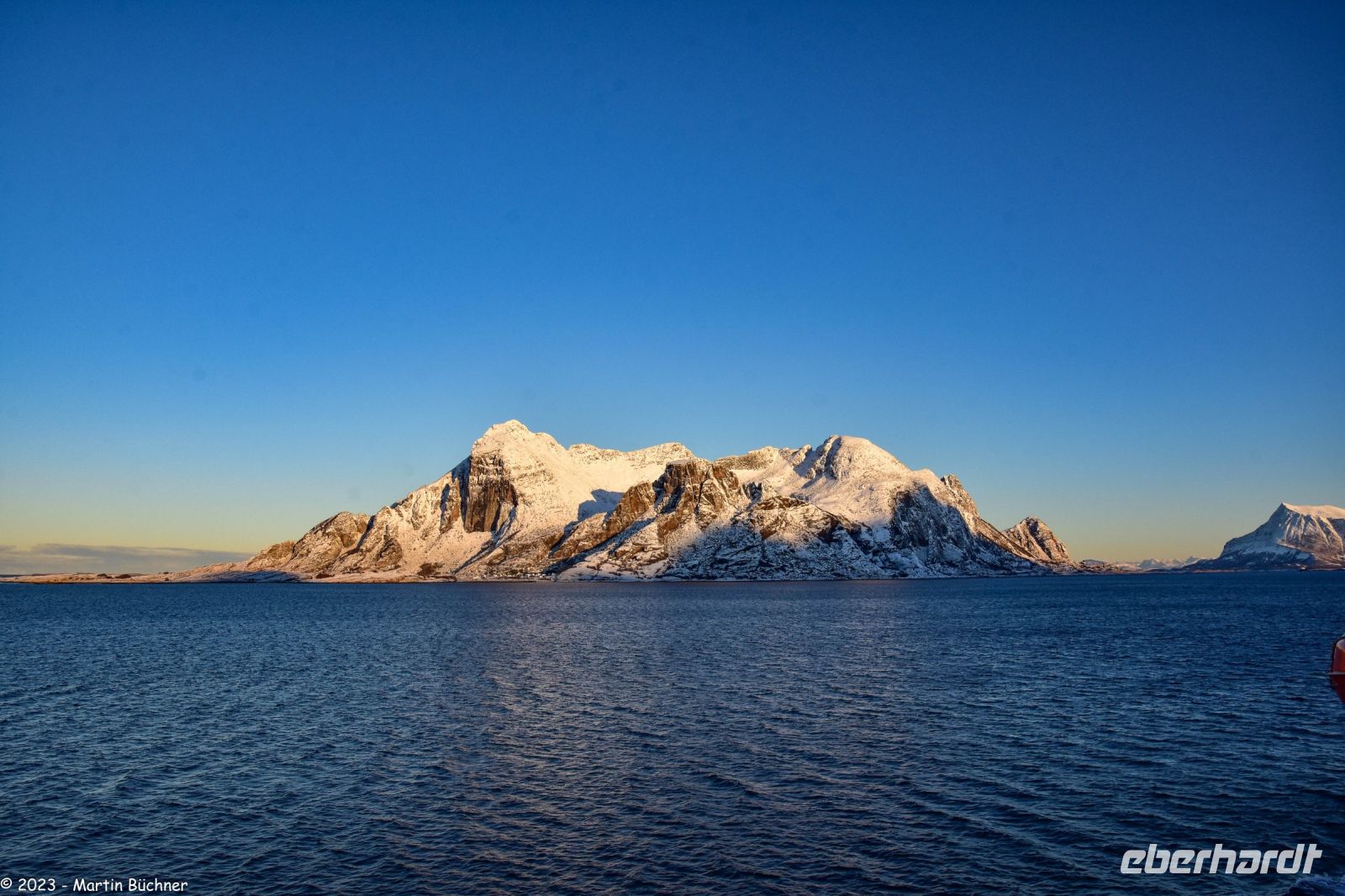 Wunderbare winterliche Arktis an der magischen Helgelands-Küste in der Provinz Nordland