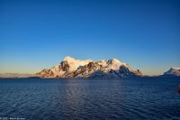 Wunderbare winterliche Arktis an der magischen Helgelands-Küste in der Provinz Nordland