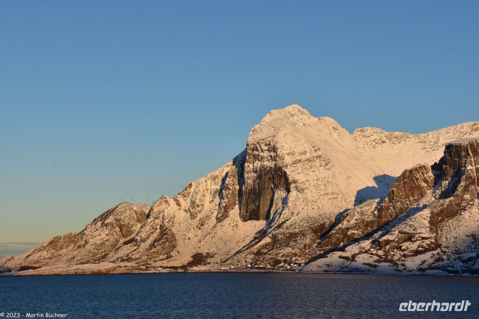 Wunderbare winterliche Arktis an der magischen Helgelands-Küste in der Provinz Nordland - wer findet das Dorf??