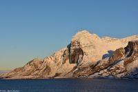 Wunderbare winterliche Arktis an der magischen Helgelands-Küste in der Provinz Nordland - wer findet das Dorf??