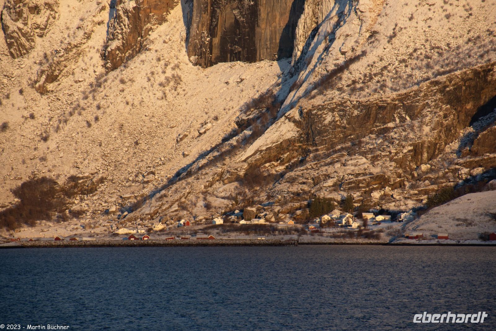 Wunderbare winterliche Arktis an der magischen Helgelands-Küste in der Provinz Nordland - Sørfugløya auf der Insel Fugløya