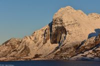Wunderbare winterliche Arktis an der magischen Helgelands-Küste in der Provinz Nordland - Sørfugløya auf der Insel Fugløya