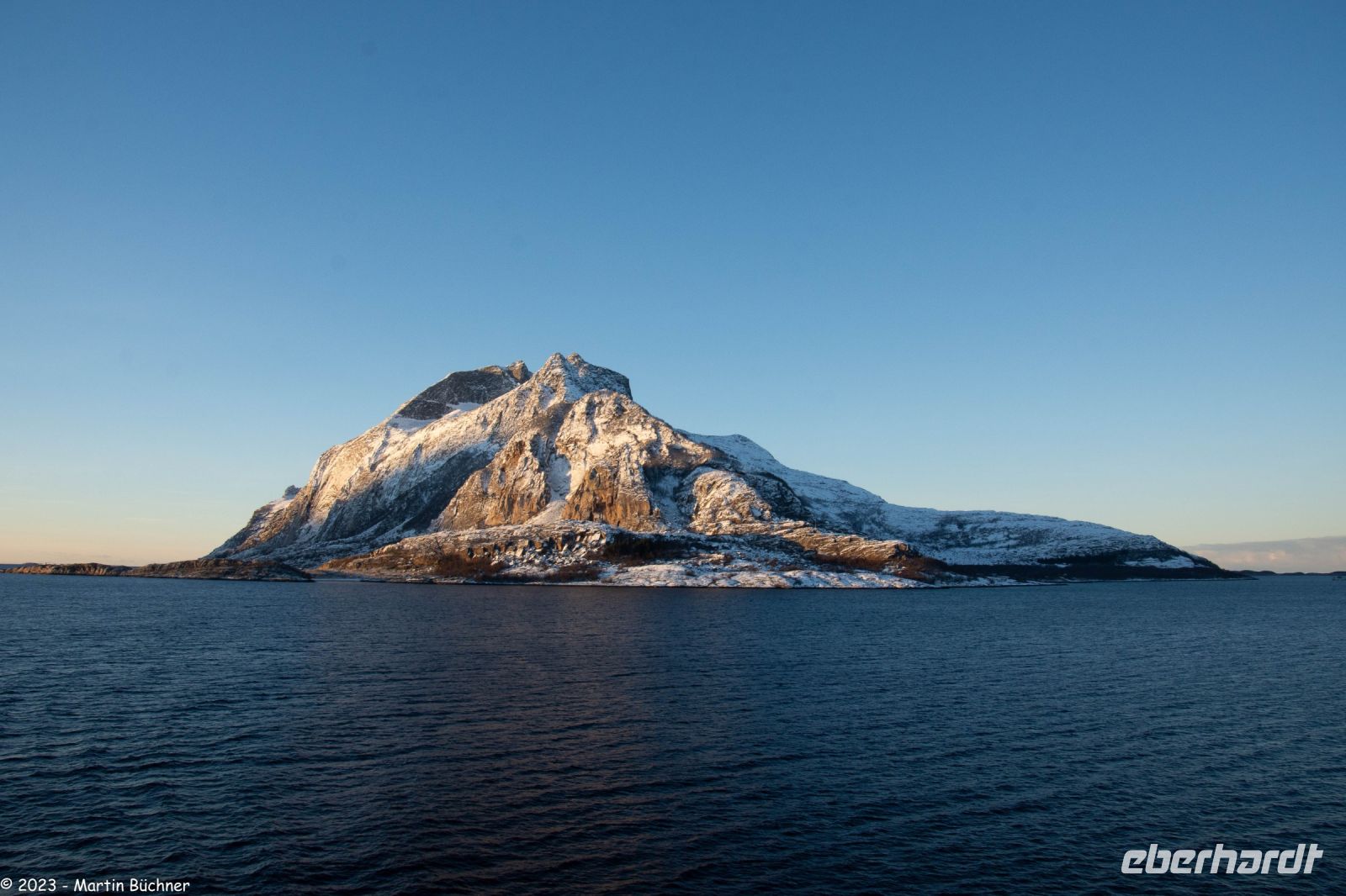 Wunderbare winterliche Arktis an der magischen Helgelands-Küste in der Provinz Nordland - Insel Fugløya