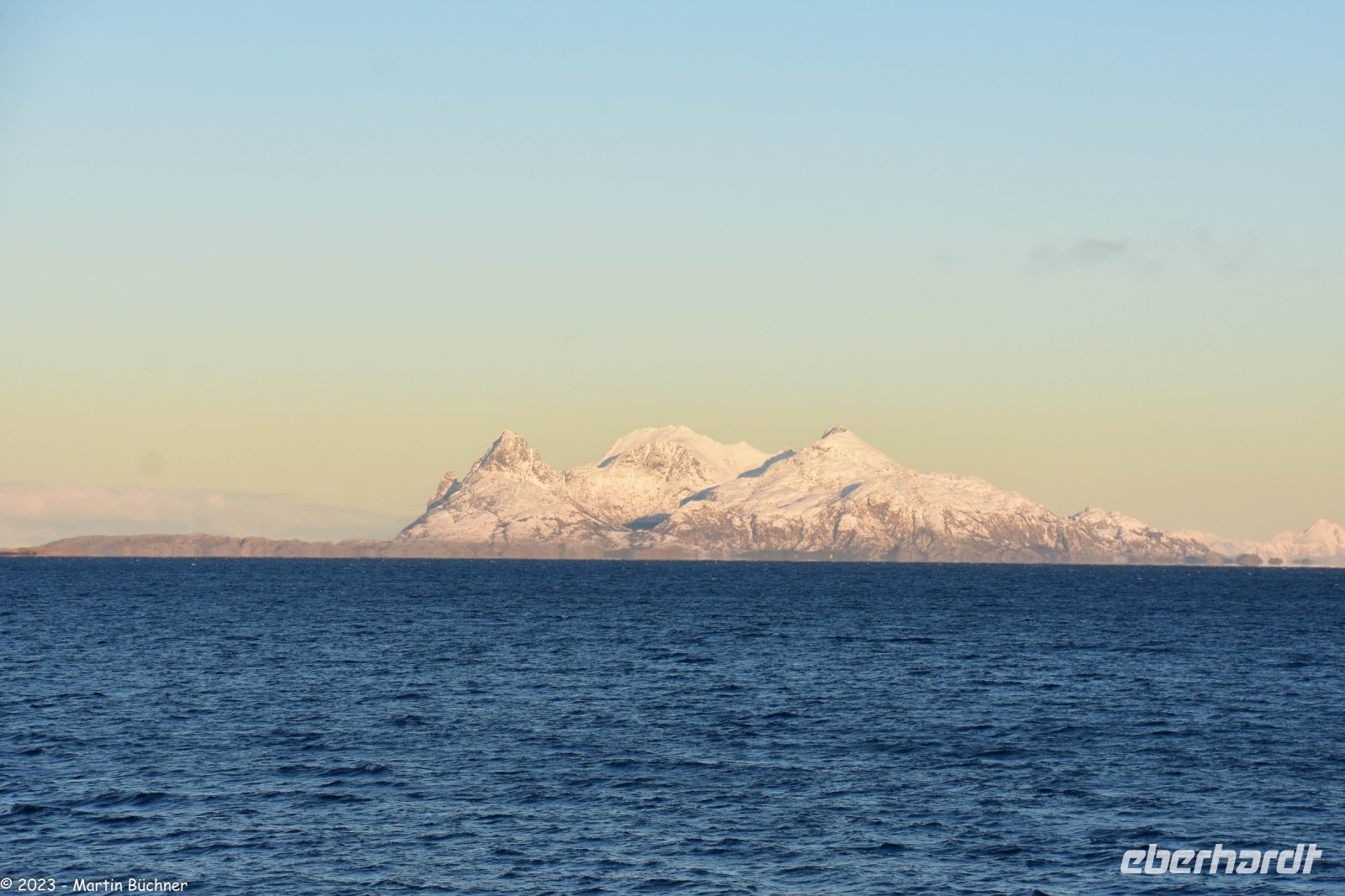 Wunderbare winterliche Arktis an der magischen Helgelands-Küste in der Provinz Nordland