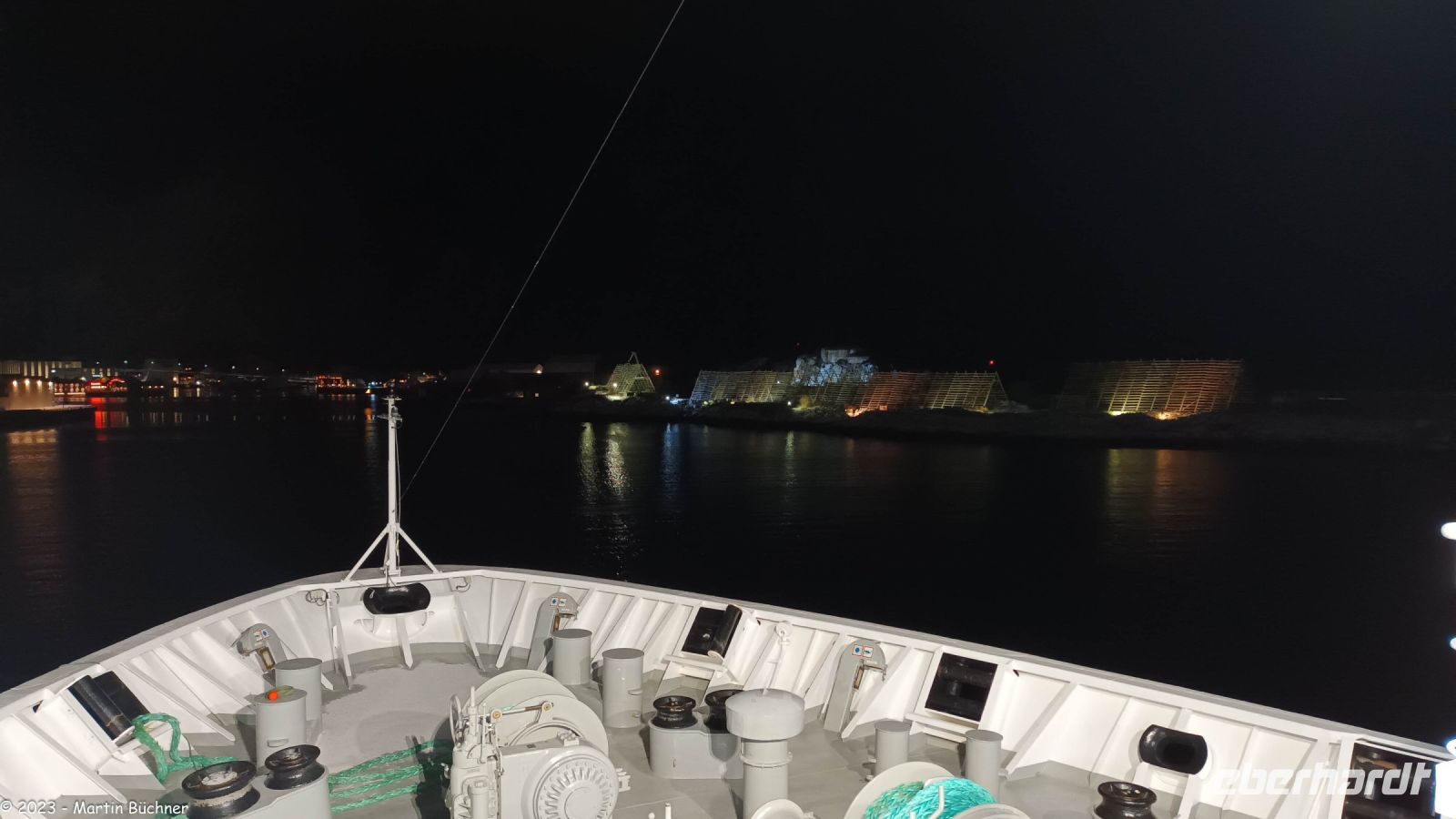 Lofoten - Einfahrt nach Svolvær - rechts die Stockfisch-Trockengestelle