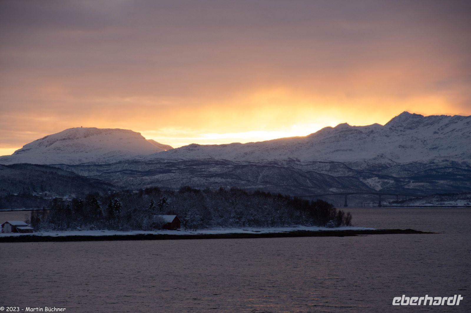 Finnsnes und Finnsnes Brücke - verbindet das Festland und die Insel Senja