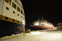 Sturmpause im sicheren Hafen von Båtsfjord - seltener Anblick zweier Postschiffe (Kystrute) im gleichen Hafen - noch dazu zweier Unternehmen