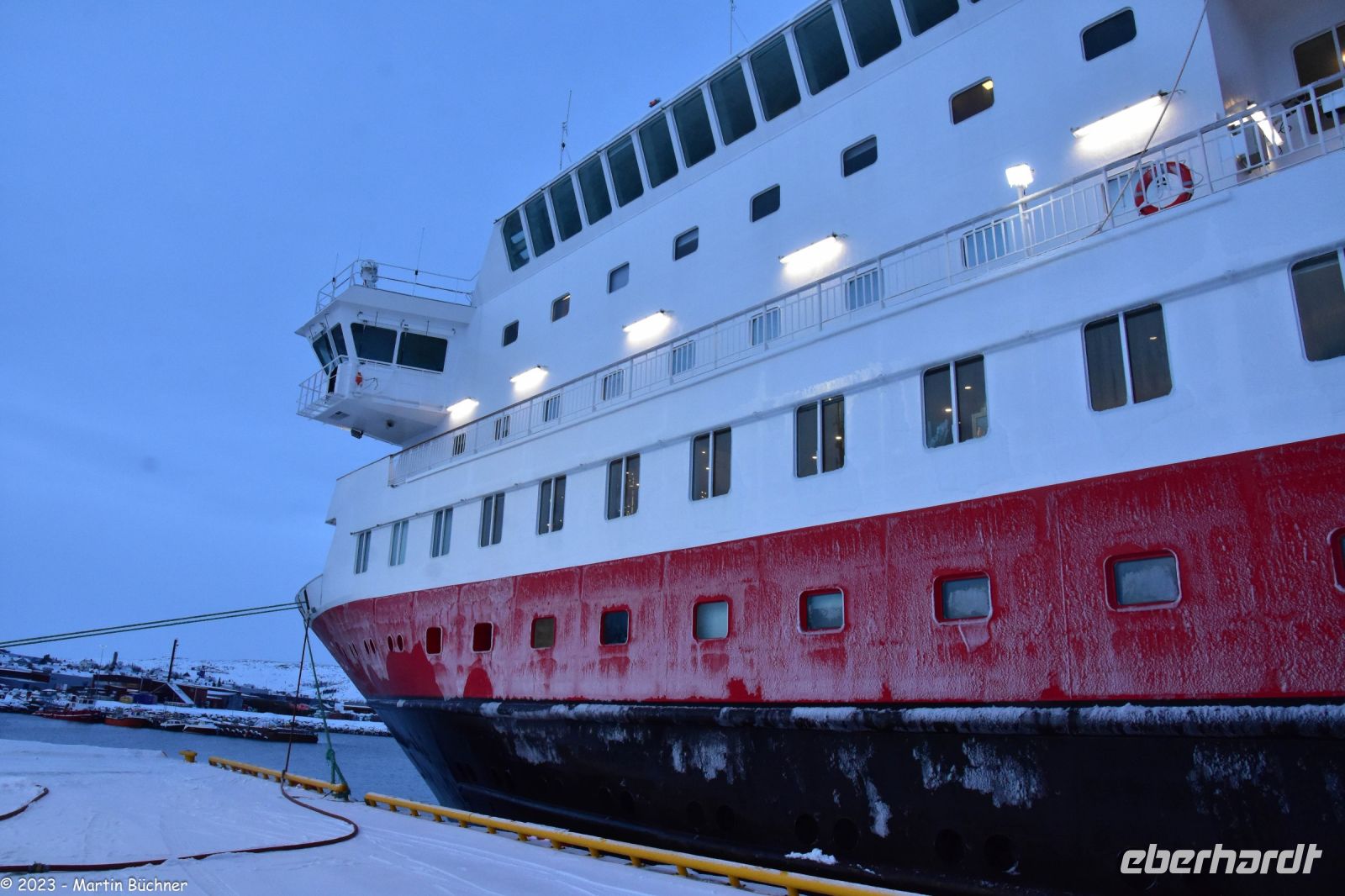 Kong Harald 2023 - 0203.jpgKirkenes - geographischer Wendepunkt der Reise an der Russischen Grenze auf dem gleichen Längengrad wie St. Petersburg und Kairo