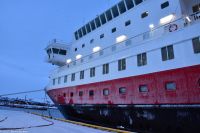 Kong Harald 2023 - 0203.jpgKirkenes - geographischer Wendepunkt der Reise an der Russischen Grenze auf dem gleichen Längengrad wie St. Petersburg und Kairo