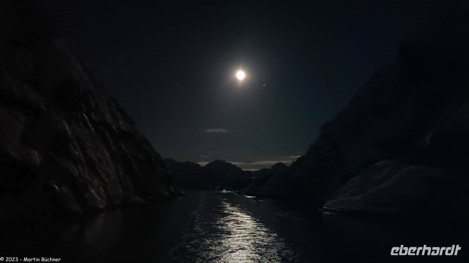 Polarlicht und Vollmond im magischen Trollfjord (Lofoten)