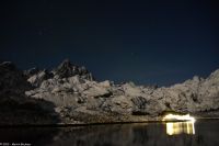 Polarlicht und Vollmond im magischen Trollfjord (Lofoten)