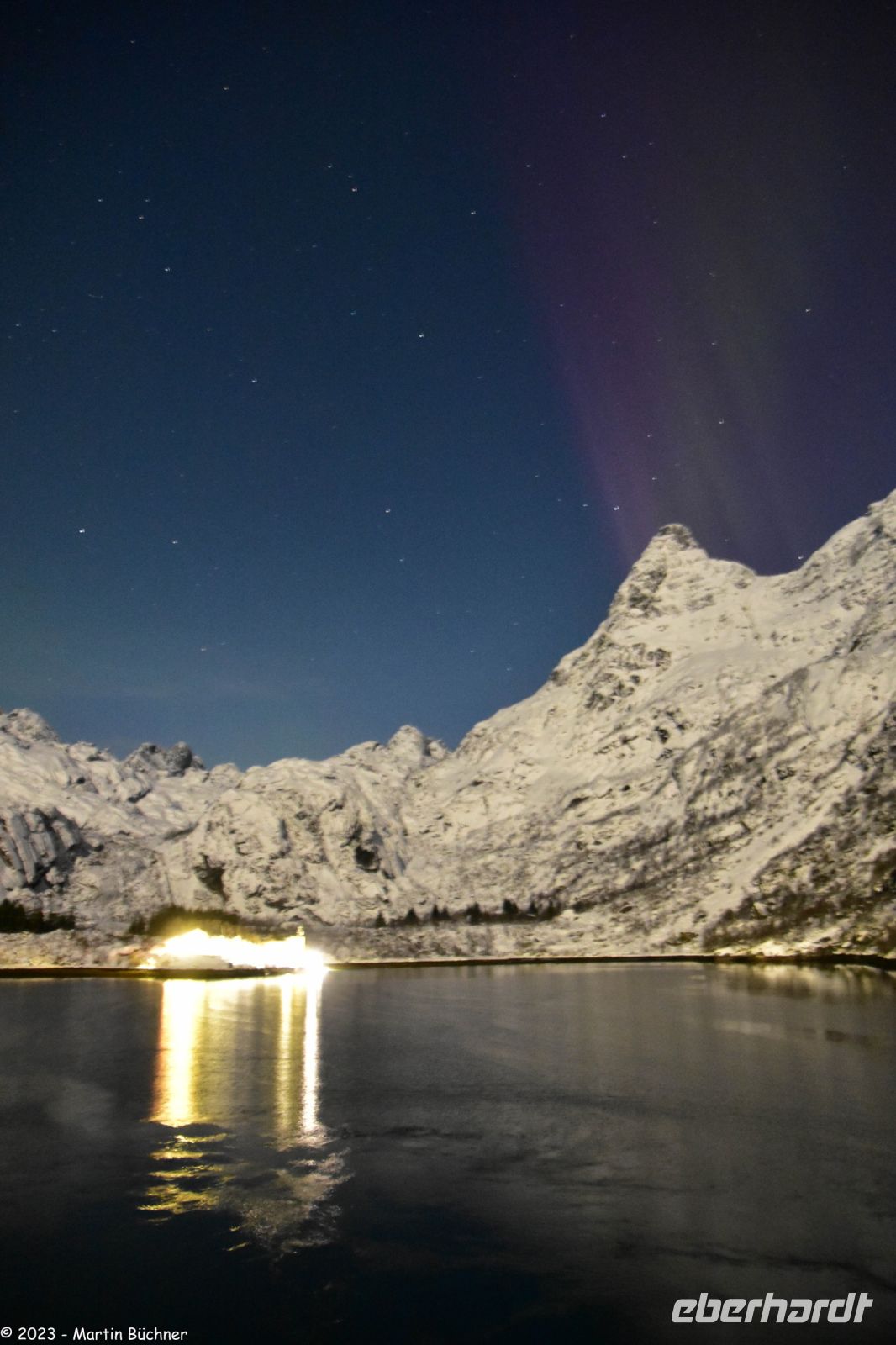 Seltenes lila Polarlicht im magischen Trollfjord (Lofoten)
