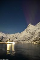 Seltenes lila Polarlicht im magischen Trollfjord (Lofoten)