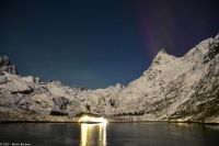 Seltenes lila Polarlicht im magischen Trollfjord (Lofoten)